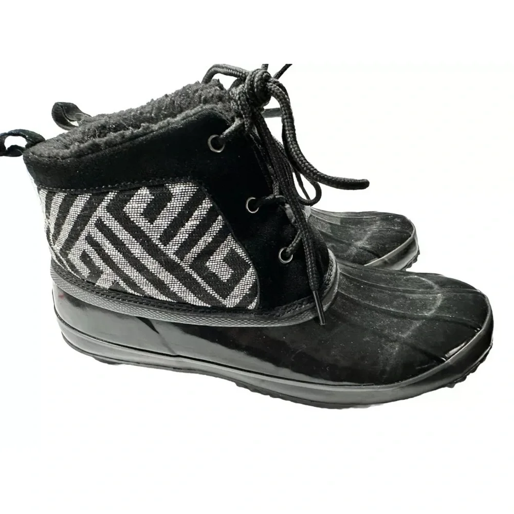 Women’s KHOMBU Melanie all-weather ankle boots size 10 pre-owned